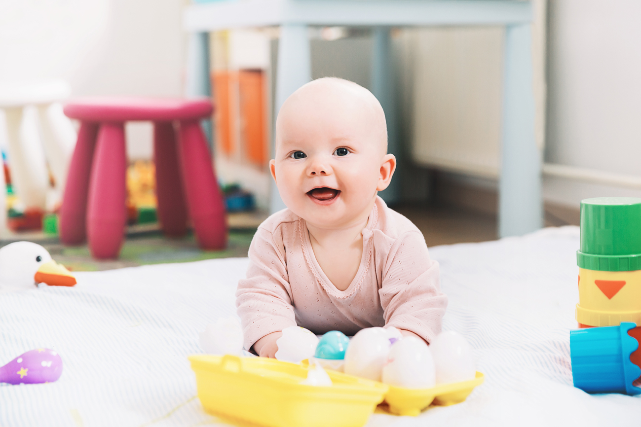 Развитие ребенка в 9 месяцев: нормы и рекомендации