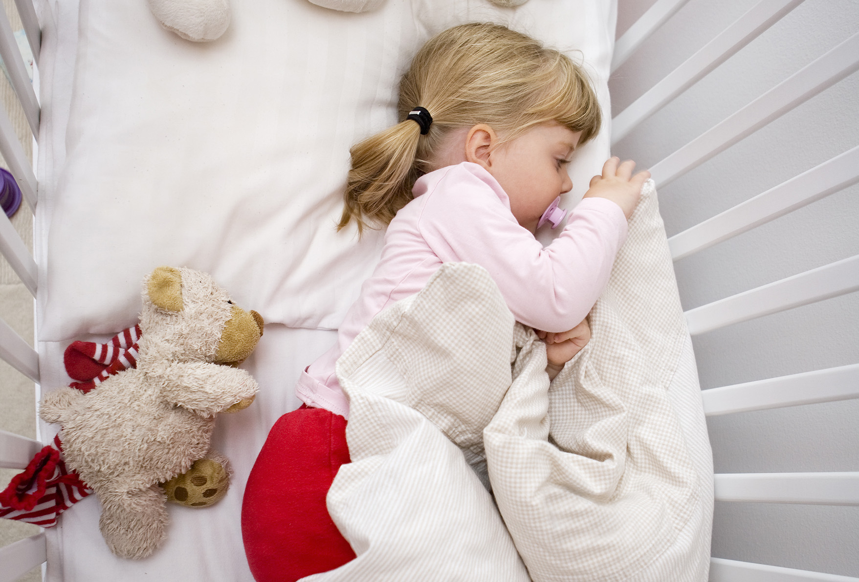 Почему ребенок разговаривает во сне?