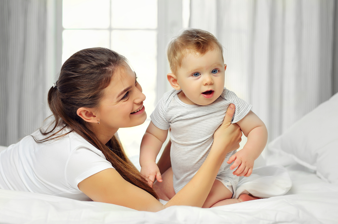 Развитие ребенка в 10 месяцев: нормы и рекомендации