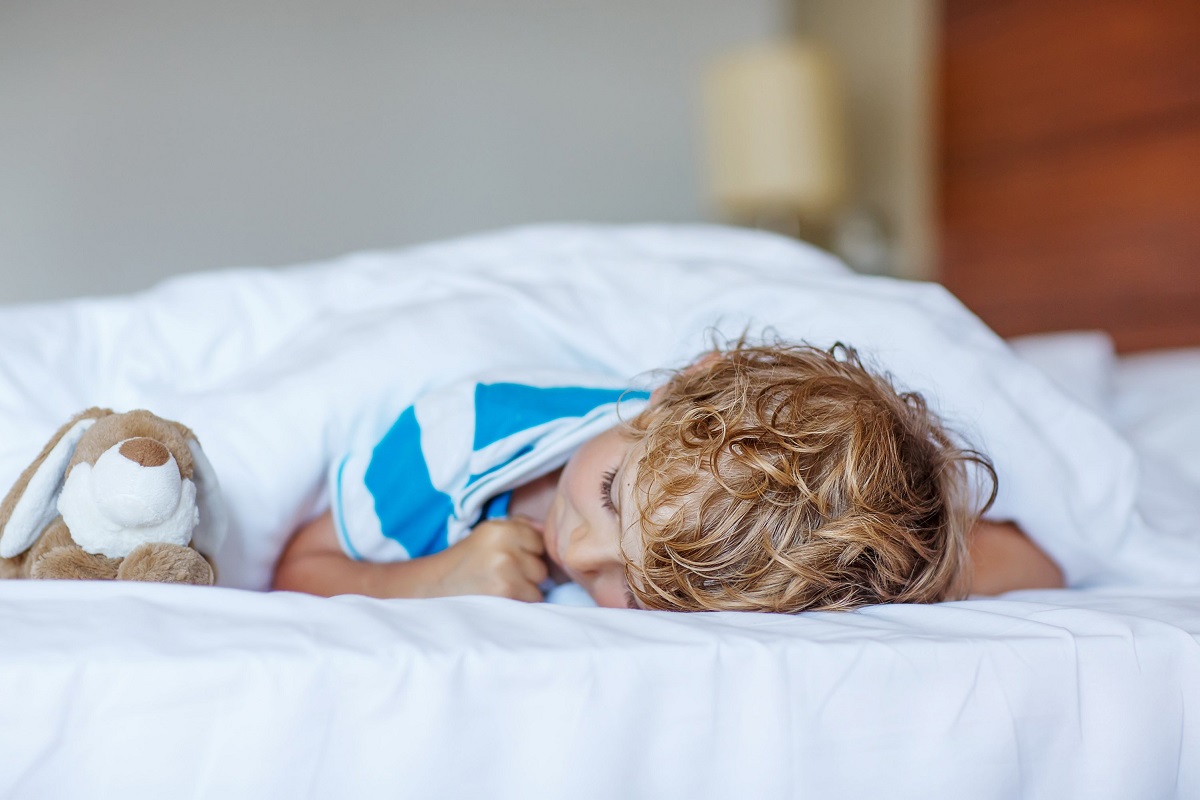 Почему ребенок скрипит зубами во сне?