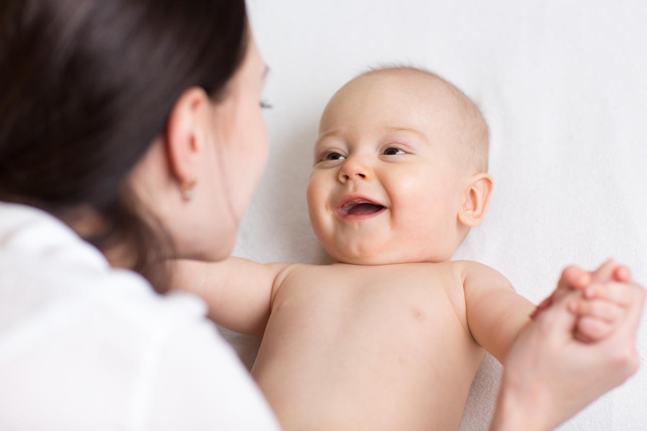 Развитие ребенка в 2 месяца: нормы и рекомендации