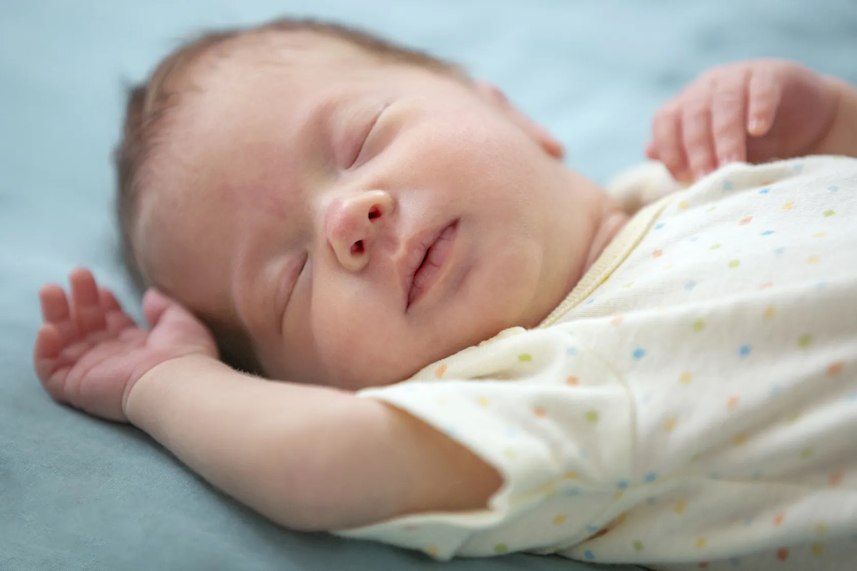 Как меняется сон от рождения до 4 месяцев