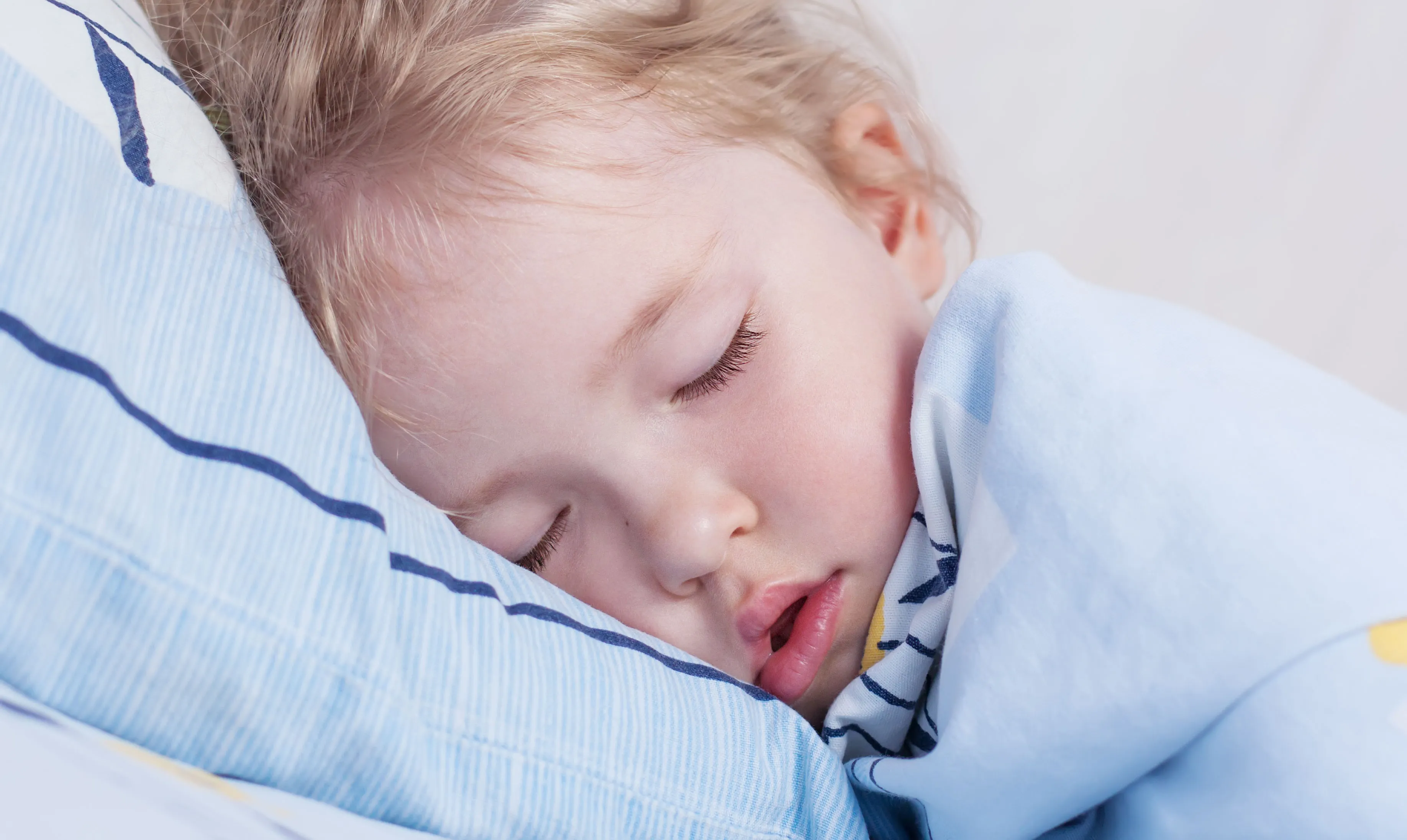 Можно ли спать ребенку с температурой?