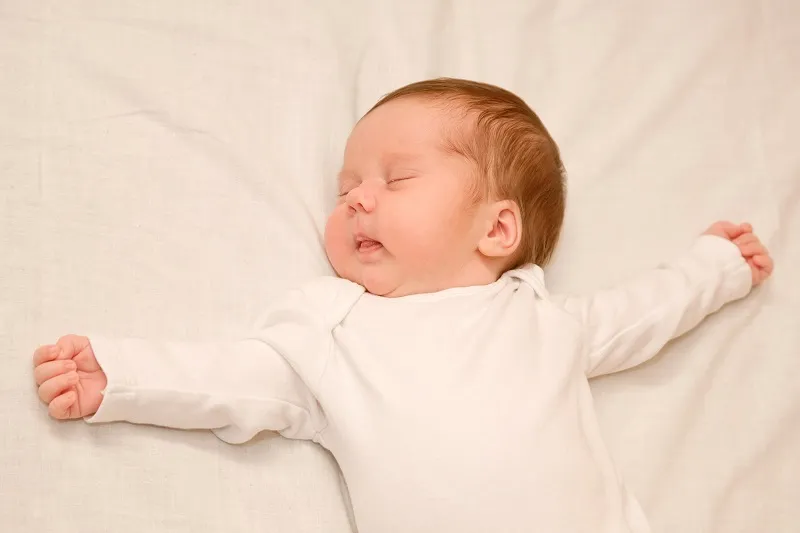 Почему ребенок во время сна запрокидывает голову назад?
