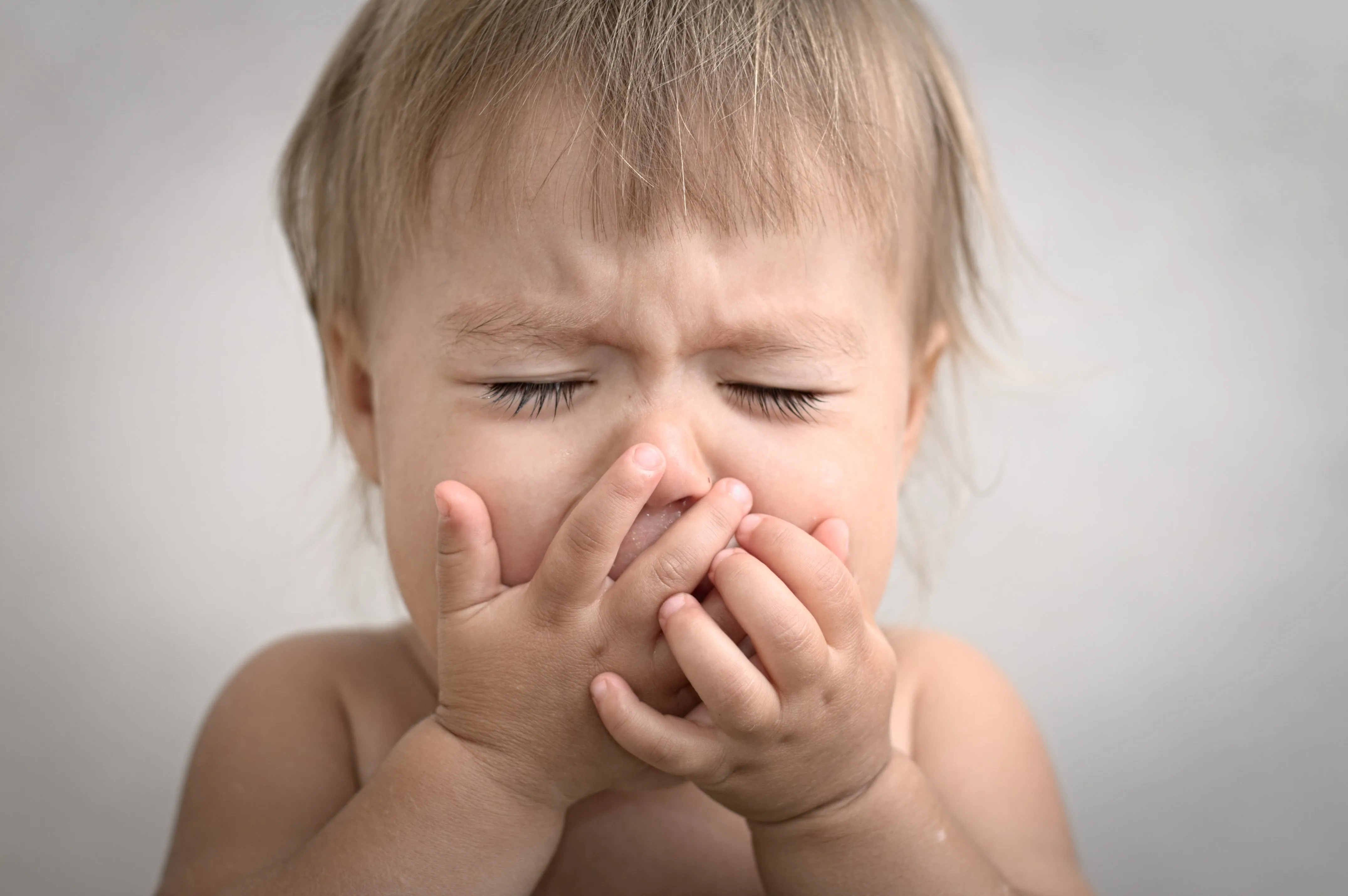 Почему ребенок плачет после сна: распространенные причины и способы успокоить