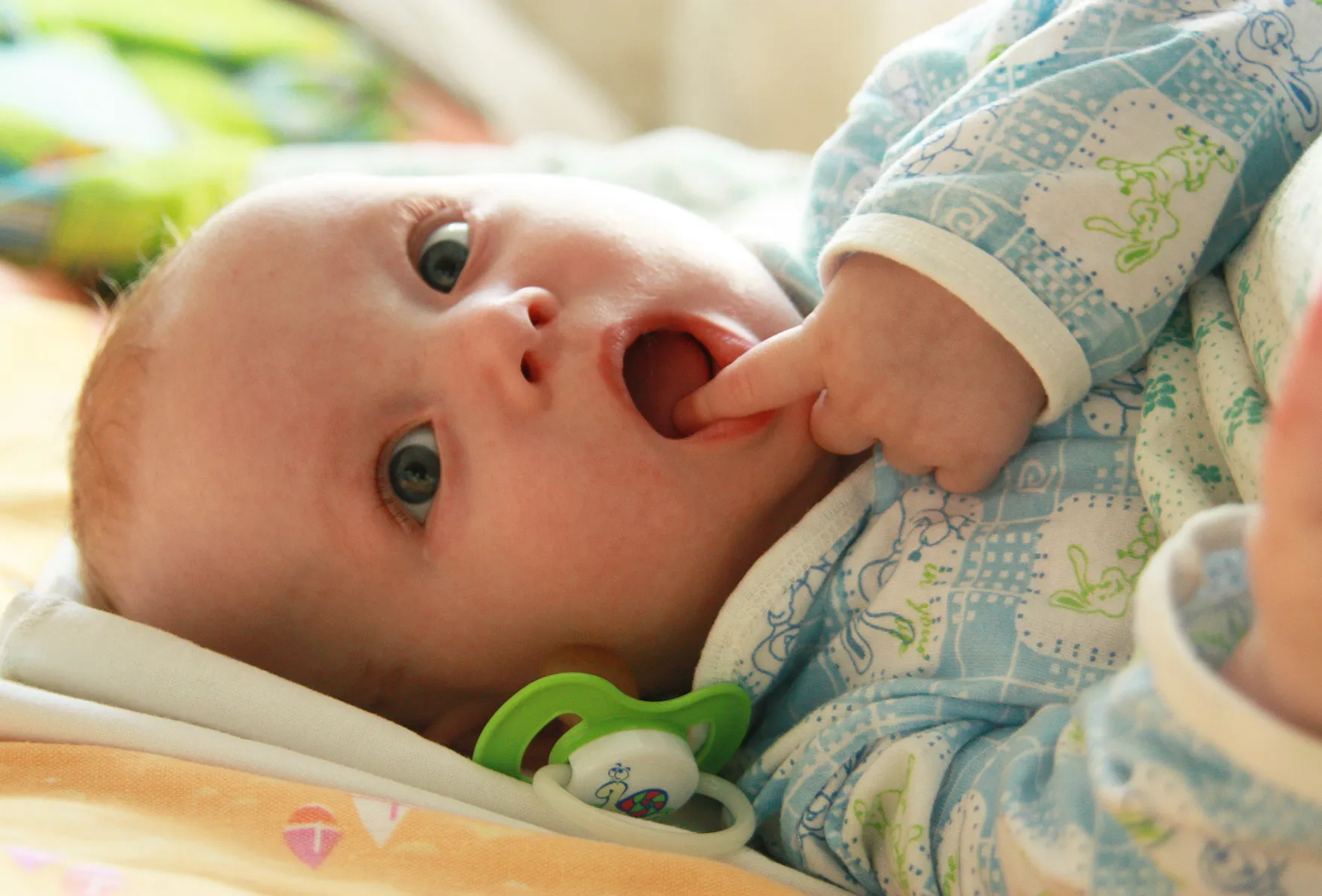 Новорожденный ребенок сосание. Младенец. Вредные привычки для детей. Вредные привычки для детей. Сосание пальцев.