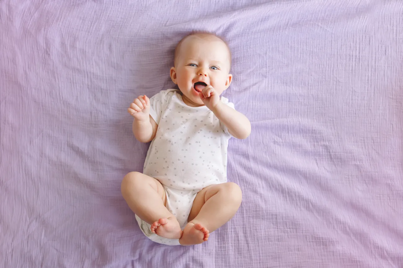 Развитие ребенка в 4 месяца жизни по неделям: что «должен» уметь грудничок