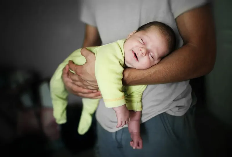 Почему новорожденный не спит и не плачет: причины и советы