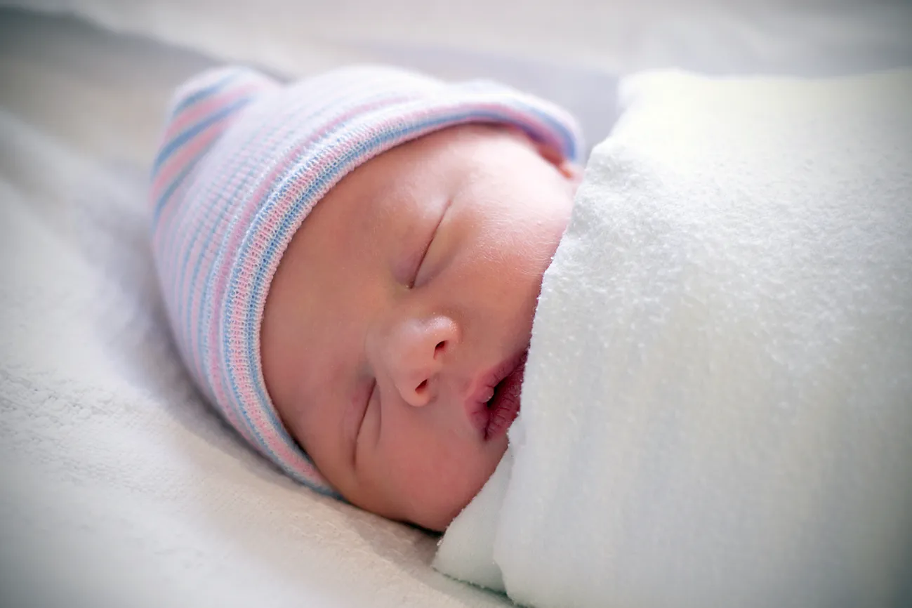 Пеленание новорожденного - нужно ли пеленать новорожденного ребенка