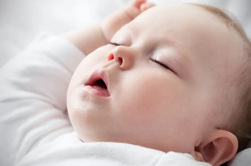 Почему ребенок вздрагивает во сне?